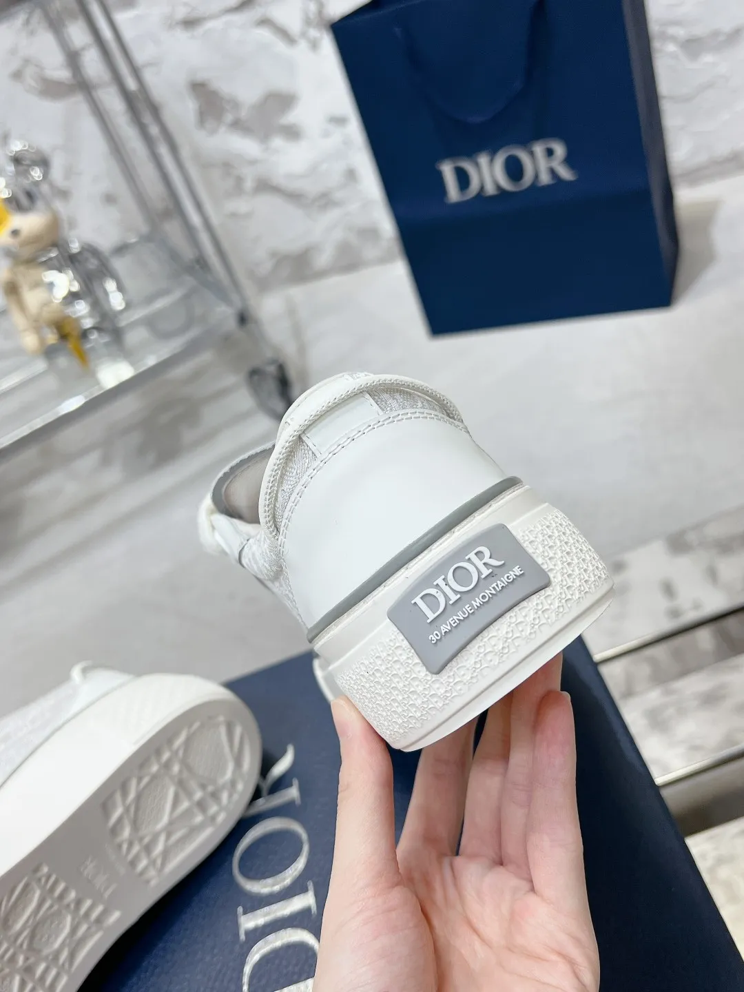 👟👟Ex-factory price 560👟👟 Women's shoe factory top version Dior B33 series! Casual sneakers for couples 👟 Purchased from the original, developed and made. Carefully crafted from Dior gray cow leather, decorated with tone-on-tone CD Diamond pattern canvas panels on the sides. The shoelace eyelets in the shape of CD Icon are clever and exquisite, and the two-color sole, tongue and heel are all decorated with special details, making it even more refined. It is a very casual and versatile shoe. 🔘Fabric: Original customized calfskin + Oblique floral fabric 🔘Inner: Customized breathable lining 🔘Outsole: Original molded T👟👟Ex-factory price U combination outsole 🔘Sole thickness: 3CM 🔘Number of sizes: Women’s size: 35-41 Men’s size: 38-46 (Female 41, Men’s 38, 46 customized are not returnable)